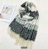 Nuevo Chal de Moda para Mujer, Estilo Bohemio Transfronterizo, Imitación Cachemir, Versátil para Otoño e Invierno, Chal Grueso con Textura, en Stock