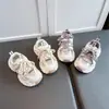 Zapatillas para niñas 2026 primavera y otoño estilo nuevo zapatos de papá para niños malla transpirable velcro suela suave estudiante zapatillas para correr
