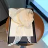 Bufanda de Ganchillo de Encaje Estilo Coreano Triángulo Hueco para Mujer Verano Delgada Versátil Artística para Superponer Cubre Trasero Pequeño Pañuelo de Seda