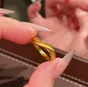 Anel Móbio Dourado Escovado Vintage para Mulheres, Design de Nicho de Alto Padrão, Anel Aberto Versátil e da Moda para o Dedo Indicador