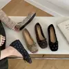 Sapatilhas quadradas estilosas e com aparência doce, de salto baixo, com palmilhas ocultas que aumentam a altura, sapatilhas versáteis 2026, sapatos de vovó, outros estilos em estoque
