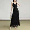 Vestido preto de alça com decote V para férias na praia, elegante e luxuoso, afina a silhueta, adequado para reuniões sociais, vestido longo elegante