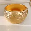 Pulsera plisada de gradiente transfronteriza europea y americana, estilo minimalista, única y exagerada, joyería de nicho de lujo ligero de alta gama