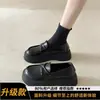 Sapatos femininos de couro com sola grossa em estilo britânico, novo modelo popular 2026, mocassins pretos JK slip-on para primavera e outono