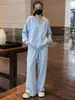 Conjunto de roupa elegante e jovial para mulheres no outono, apresentando um conjunto de duas peças com moletom cardigã com capuz solto e casual e calças de perna larga