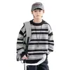 Suéter a rayas para niño otoño e invierno 2026 nuevo estilo, ajuste holgado, capa interior para niños mayores, tejido de punto moderno para primavera y otoño