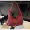 Nuevo bolso de axila de nicho para otoño e invierno para mujer, bolso tipo empanadilla, bolso tote de moda europeo y americano, bolso de hombro elegante con tachuelas para ir al trabajo