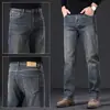 Jeans Masculino de Boutique de Shopping de Luxo Outono 2026 Novo Slim Reto Tendência Preto Versátil Calça Longa Masculina