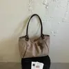 Retro Exquisita de Nicho Gamuza Otoño Viaje al Trabajo Nuevo Estilo para Mujer Terciopelo Gran Capacidad Moda Bolso de Mano Hombro 2026 Tote