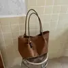 Bolso tote grande de uso diario para mujer, nuevo estilo vintage de otoño, alto valor estético, bandolera simple para llevar debajo del brazo