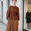 La prenda de abrigo de otoño más vendida de Miyake para mujer: un diseño clásico y atemporal con un toque sofisticado, que presenta pliegues hechos a mano y mangas murciélago