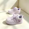 Tênis de couro para meninas, tamanho 32-37, novo clássico primavera/verão, versátil, tênis de corrida, sapatos casuais esportivos para estudantes