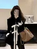 Traje de rica herdeira estilo Miu com um elegante laço inspirado na Chanel e jaqueta patchwork de veludo preto para mulheres, Outono 2026