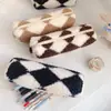 Outono e inverno xadrez xadrez pelúcia lápis Caso Papelaria de estudante Bolsa Armazenamento de grande capacidade Bolsa Papelaria portátil rômbica Caixa