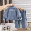 Ropa para niños niños: chaqueta de mezclilla elegante con lavado de primavera y degradado, cuello camisero, jeans cargo de bolsillo grande, conjunto de tres piezas