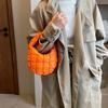 2023 nuevo bolso nube plisado transfronterizo bolso de personalidad popular de este año para mujer invierno nicho chaqueta acolchada de algodón bolso de mano marea de mujer