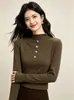 Nueva colección de otoño e invierno: Top térmico de manga larga para mujer con cuello alto medio, adornos de botones florales, mangas largas forradas de polar y diseño versátil para otoño e invierno