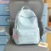 Cielo despejado flores azul claro bordado estilo antiguo mochila estilo artístico joven dama viaje explorar tiendas tomar fotos buenas fotos mochila