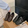 2026 Novo Estilo Primavera Mocassins Quadrados Retrô, Sapatos JK de Couro Planos com Solado Macio e Detalhes Brogue