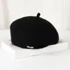 Boina tejida para mujer, nuevo sombrero de lana de otoño e invierno, moderno y versátil, hace que la cara se vea más pequeña, sombrero de color liso con decoración de perlas