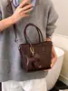 Bolsa de Mão Estilo Balde Tendência e Fashion para Mulheres, Nova Bolsa de Ombro Retro de Nicho Outono e Inverno com Sensação de Luxo, Bolsa Transversal
