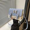 Bolso cuadrado pequeño de cartero de alta gama para mujer, nuevo bolso de hombro de moda 2024, bolso cruzado multiusos para comercio exterior transfronterizo.