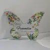Regalo único de pompón de felpa y borla para mamá y abuela con llavero acrílico floral de mariposa-