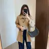 Nuevo estilo de principios de primavera: Gabardina de longitud media, de un solo botón, con solapa, de Ba Jia, a medida, estructurada y resistente a las arrugas, diseñada para figuras petite.