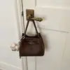 Elegante bolso cubo con patrón de lichi, nuevo modelo 2026, bolso cesta de mano, bolso cruzado de un solo hombro de nicho de lujo ligero para mujer