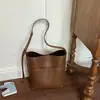 Bolso cubeta de moda estilo coreano 2026, un diseño de nicho y retro con gran capacidad y un toque de alta gama, adecuado para llevar al hombro o como bandolera
