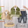 2025 Nuevos Tops Rayados de Empalme Conjunto de Tres Piezas de Chaqueta y Pantalones de Primavera y Otoño para Niños Venta al Por Mayor de Fábrica