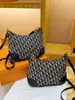 Bolsos Nuevo Retro Letra Bolso de Axila Gran Capacidad Bolso de Hombro Cruzado para Viajes Bolso de Media Luna Bordado con Cadena para Mujer
