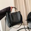 Bolso bandolera tipo cubo con diseño retro de nicho, portátil, de gran capacidad, para mujer, nuevo y versátil, 2024