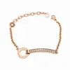 Pulseira de Aço Inoxidável Europeia e Americana de Nicho Fivela de Anel Retrô Pulseira Simples Dourada Letras Inglesas Diamante Único Pulseira de Titânio