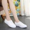 2025 Novos Sapatos de Lona de Cano Baixo Estudante Sapatilhas Casuais Femininas Slip-On Sapatos Preguiçosos Sapatos Brancos Atacado Dropshipping