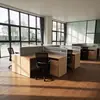 Escritorio de Oficina con División de Pantalla y Juego de Sillas para Dos o Cuatro Personas, Estación de Trabajo para Empleados de Empresa, Escritorio Dedicado para Computadora para Entornos de Oficina