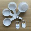 Venta caliente Herramienta americana para hornear de cocina con báscula cuchara medidora de plástico juego de 4 piezas traje de cucharas medidoras de cocina 4 en 1
