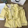 Pijama casual de estilo coreano para mujer, a rayas amarillas y blancas, con cuello camisero, pantalones cortos de manga corta, adecuado para usar en exteriores, algodón nube, conjunto de dos piezas para dormitorios estudiantiles
