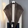 Bufanda Chal Triangular de Ganchillo de Mezcla de Algodón con Diseño Hueco de Loto de Alta Calidad para Mujer Ropa de Abrigo para Otoño Invierno Bufanda para Viajar al Trabajo
