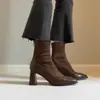 Botas skinny elásticas retrô e estilosas para mulheres, com um design simples de couro macio, bico quadrado, zíper traseiro e salto alto