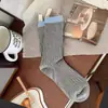 ¡Tan coreano! Es difícil resistirse a estos calcetines gris azulados con dulces lazos de cinta y botones, perfectos para otoño e invierno.