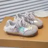 Nuevos zapatos deportivos para niña primavera y otoño 2026, zapatillas de entrenamiento alemanas de moda para niños, zapatos casuales de suela blanda para niñas pequeñas, zapatos Forrest Gump para niños
