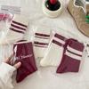 Calcetines Rojos para Mujer, Calcetines de Media Pantorrilla para Otoño e Invierno, Versátiles Calcetines para Mujer Estilo Universitario Doble Raya al por Mayor desde Zhuji