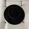 Chapéu Alto Francês de Lã Feminino Outono e Inverno 2023 Novo Chapéu Raso de Socialite Britânica Chapéu de Feltro Retro Hepburn com Aba Reta
