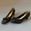 Sensação de luxo leve e de alta qualidade~Sapatos femininos de salto alto fino em couro macio com laço, bico quadrado, corte baixo, salto grosso, novos sapatos de salto alto