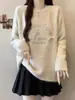 Suéter redondo de malha casual, macio e solto para mulheres, com bordado de letra estilo coreano e laço de pérola, para outono e inverno