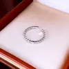 Anillo abierto de encaje liso, lujo ligero, sensación de alta gama, anillo simple y de moda para el dedo índice, diseño nicho, joyería versátil al por mayor