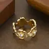 Exclusividad transfronteriza: anillo abierto moderno y exquisito con flores de circonita cúbica tachonadas de diamantes, un diseño de nicho y de alta gama, ajustable, perfecto como regalo para amigos cercanos