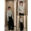 Sudadera corta con capucha gris para mujer, nuevo estilo otoño 2026, top interior fino para principios de otoño, estilo coreano para figuras petite
