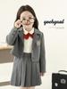Traje Corto de Falda Plisada y Camisa con Solapa para Niñas Estilo Preppy Wulibu Conjunto de Tres Piezas Primavera y Otoño 2026